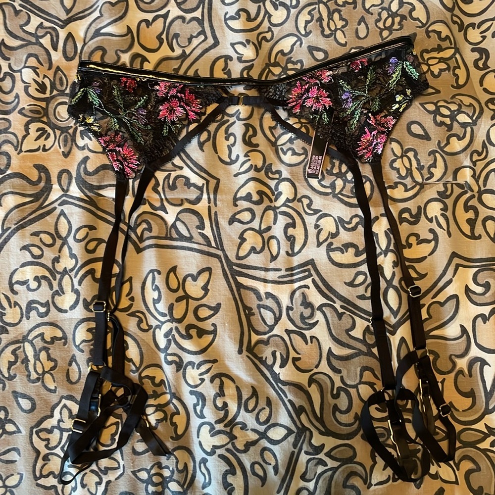 Victoria’s Secret Very Sexy Garter Belt